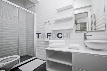 Kenar bandı, banyo dolabında kullanılır ve su ve nemin etkili bir şekilde engellenmesini sağlar, iç panoyu korur ve banyo dolabının değiştirilme sıklığını azaltır. Ayrıca, kenar bandı tasarımı genel hissi daha sofistike ve dokulu hale getirir.