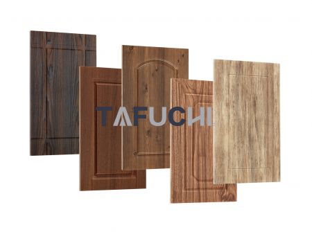 Panel pintu kayu menggunakan lembaran PVC dengan tekstur kayu, yang mirip dengan pintu kayu massif dan sering menggantikan pintu kayu massif.