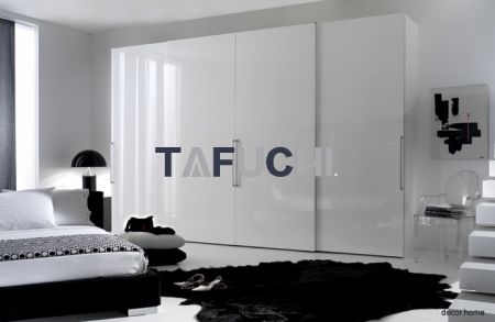 The wardrobe uses high gloss acrylic sheets with a mirror effect of light reflection, creating a sense of simplicity and fashion.