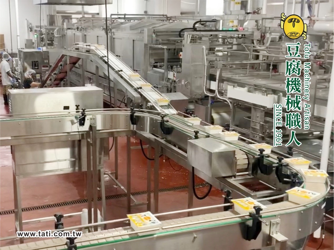 大地興自動化豆腐生產線,展示現代化機械與高效加工能力,是解決食品製造業缺工問題的關鍵方案。