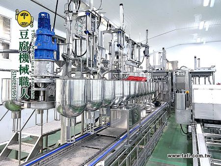 自動多功能凝固機(桶底出料式) - 大地興多功能豆腐凝固機，展現高效率自動化豆腐生產線的精密工藝，不鏽鋼機體設計符合食品衛生標準。