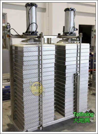 活動式半自動氣壓台(雙連式) - 大地興 SAP-100-2L 雙排式豆腐壓台，配備氣壓缸，適用於食品加工廠的豆腐壓榨製程。