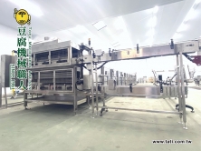 殺菌機 - 豆製品生產線中的雙層式殺菌冷卻設備，展現其不鏽鋼機體結構。