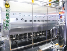 豆奶煮漿機 - 大地興製造的大型自動化豆奶煮漿設備，展示其工業級不鏽鋼結構與控制系統，適用於高產能的商業化生產。