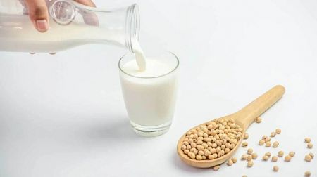 黃豆是什麼？認識不同種類的黃豆製品 - 黃豆原料與製成的豆漿，象徵天然的黃豆食品加工過程