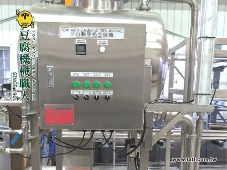 半自動豆奶機 - 大地興 SA-60K 半自動豆漿機，配備詳細的操作控制面板與不鏽鋼機身，專為商業豆漿生產設計。