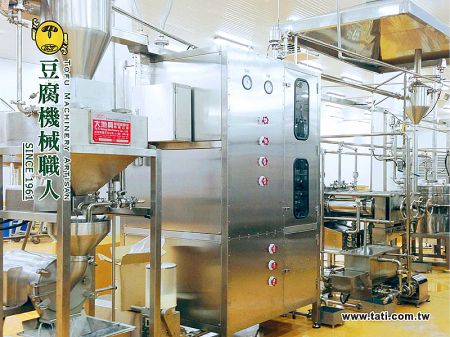 自動連續式豆奶機 - 大地興自動連續式豆奶機，採用食品級不鏽鋼製造，適用於全自動豆漿生產線。