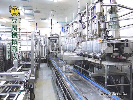 自動多功能凝固機(倒桶出料式) - 大地興自動多功能豆腐凝固機，適用於現代化豆腐生產線，展現高效潔淨的食品加工流程。