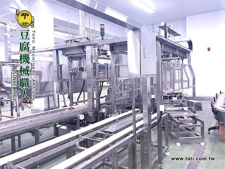 自動凝固、疊模、氣壓輸送機系統 - 大地興自動凝固輸送壓榨系統，展示衛生高效的豆腐自動化生產線流程。