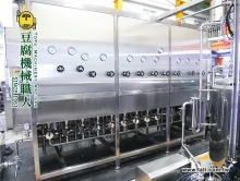Machine à cuire le lait de soja - Équipement de cuisson de lait de soja automatisé à grande échelle fabriqué par Ta Ti Hsing, mettant en avant sa structure en acier inoxydable de qualité industrielle et son système de contrôle, adapté à une production commerciale de haute capacité.