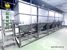 Machine de trempage et de lavage des soja - Équipement de trempage et de lavage des soja en acier inoxydable multi-réservoir, fournissant un prétraitement haute efficacité pour la ligne de production de tofu de Ta Ti Hsing.