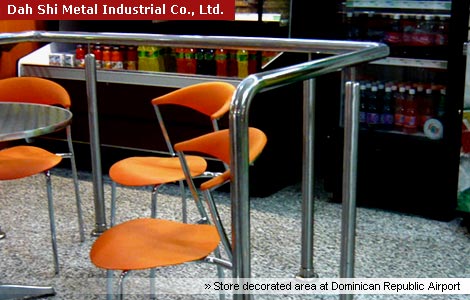 Dah ShiOkucie balustrady ze stali nierdzewnej jest używane w dekorowanej powierzchni sklepu na lotnisku w Republice Dominikany