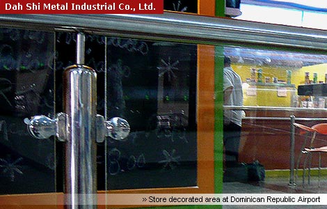 Dah Shicorrimão de aço inoxidável é usado na área decorada da loja no Aeroporto da República Dominicana