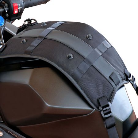 Liukumaton säiliötyyny moottoripyörän säiliöpussin tai FasRelis-järjestelmän taskujen kiinnittämiseen.