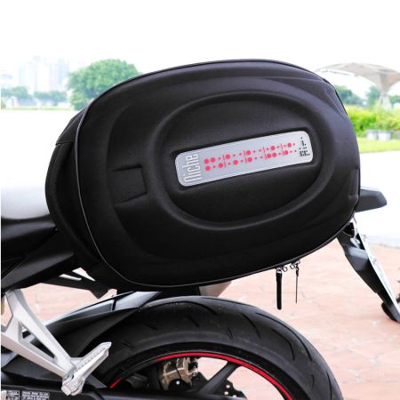 Dieser Hardshell-Rucksack kann als Motorrad-Pannier-Rucksack verwendet werden.