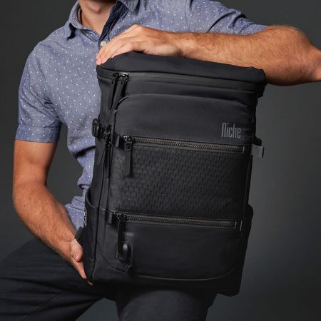 Ultra-let forretningsrejse rygsæk, Stor kapacitet med tre lynlåsrum og ekstern USB-opladningsport. Siderne kan strammes for at justere rygsækken eller holde stativ og andet udstyr.