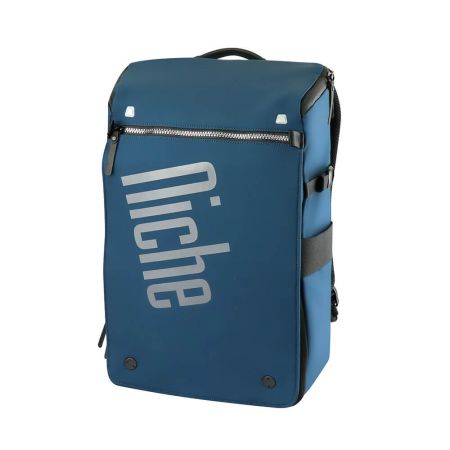 Легкий рюкзак весом 735 грамм, доступен в двух цветах: темно-синий и черный.
