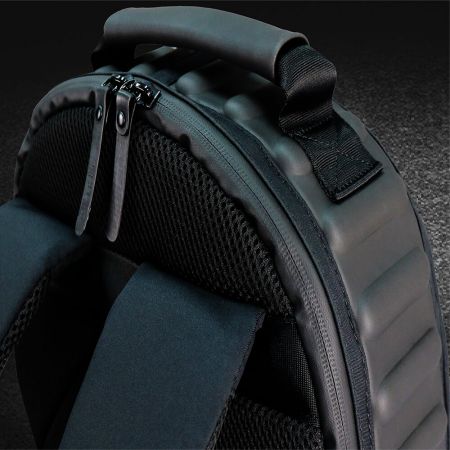 EVA samengeperst schuimkussen bovenop voor schokbestendigheid. De ritssluiting van het hoofdcompartiment is verborgen aan de achterkant van deze tas.