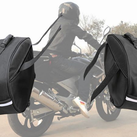 Verstellbare starke Klettverschlussriemen verbinden die Satteltasche einfach mit Ihrem Motorrad. Klettverschlussriemen können in der Reißverschlusstasche auf der Rückseite verstaut werden.
