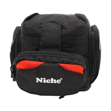 Una tasca con cerniera staccabile si fissa sul retro del sacco posteriore, può essere separata e utilizzata separatamente anche come borsa a tracolla.
