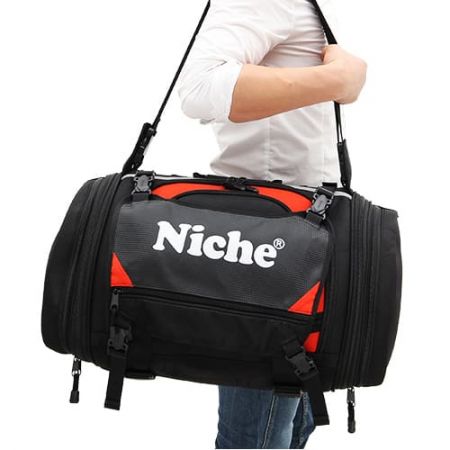 Una tracolla rimovibile per un trasporto facile. Questa borsa posteriore può essere utilizzata come borsa da palestra o borsa da weekend.