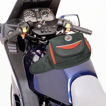 магнитная сумка на баке крепко держится на мотоцикле