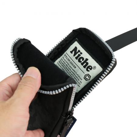 Custodia per smartphone realizzata in nylon resistente con fodera in velluto antigraffio, chiusura con zip + chiusura magnetica.
