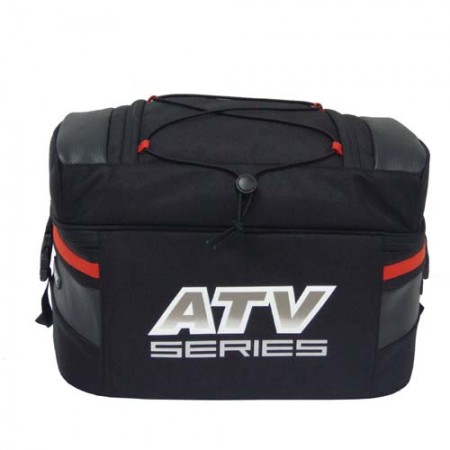 Tas rak belakang ATV dengan cetakan logo yang terlihat jelas di bagian belakang.