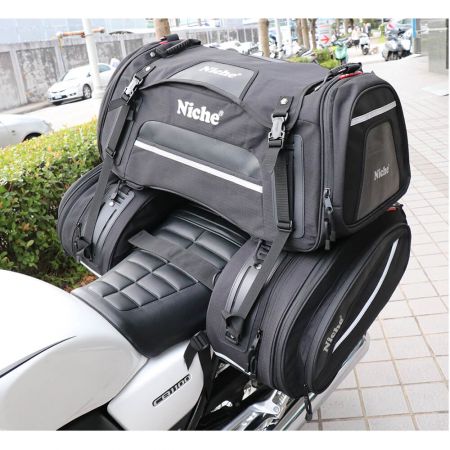 Voděodolný zadní sedlový batoh pro motocykl, kombinace sedlové tašky a zadní tašky pro dlouhé jízdy.