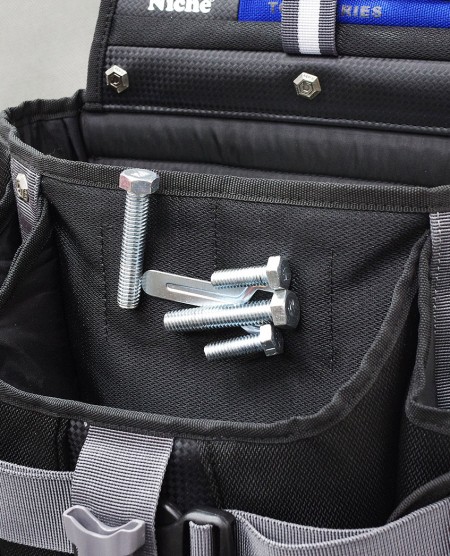 Almohadilla magnética en el bolsillo delantero para sujetar pequeñas piezas y brocas de taladro.