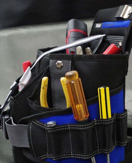Pásky a kapsy na nástroje pro snadný přístup k praktickým nástrojům.