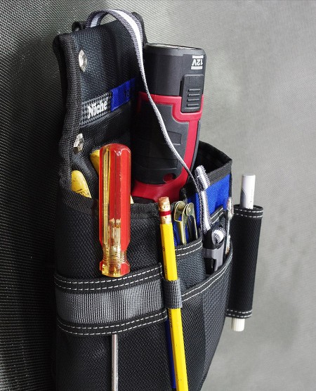 Mehrere Taschen und Ärmel für verschiedene handliche Werkzeuge