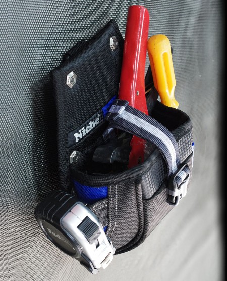 bolsillo principal amplio y lazo de cinta para guardar herramientas y piezas fácilmente