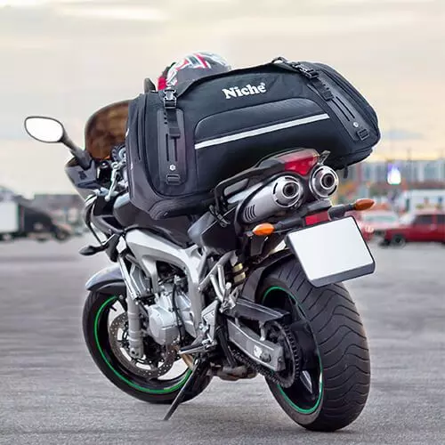 Motorrad Hecktasche Wasserdicht,Motorrad-Rücksitztasche,Multifunktionale PU  Leder Motorradhelmtasche Aufbewahrungstasche Reitrucksack, 18,5 Liter :  : Auto & Motorrad