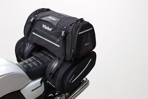 Tas Ekor Sepeda Motor yang Digabungkan dengan Tas Pelana