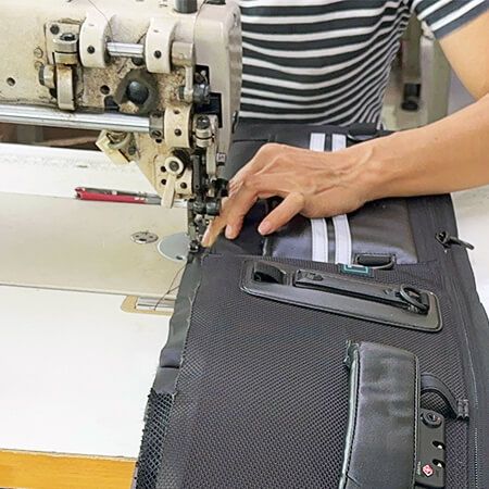 швейные техники шьют багаж, оптовая настройка сумок по заказу.