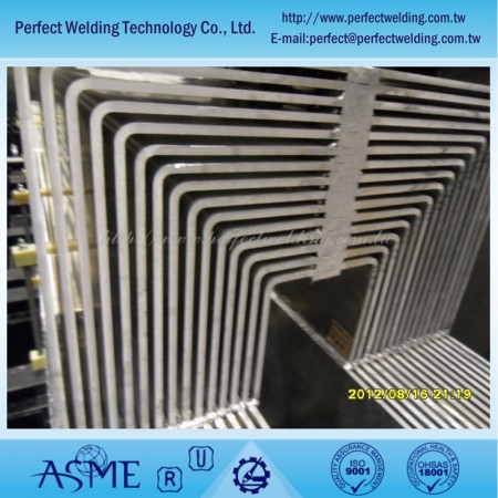 銅箔工場におけるアルミニウム合金溶接導電棒システムのクローズアップ写真