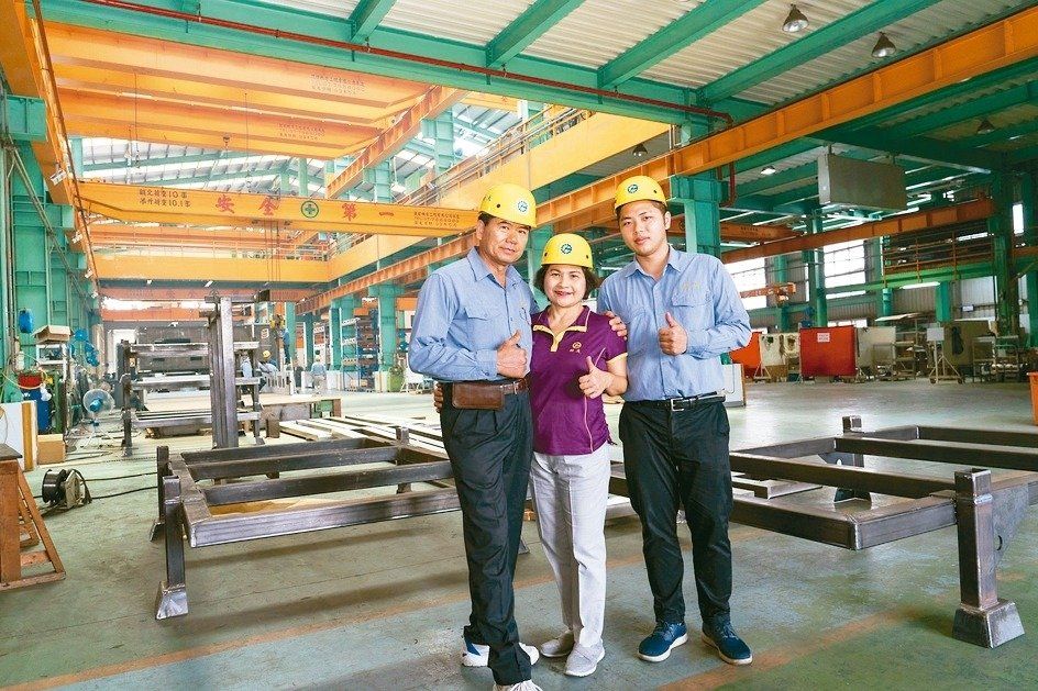 柏夫企業创办人连汉滨（左起）夫妇与第二代接班人连中鹤。柏夫/提供。