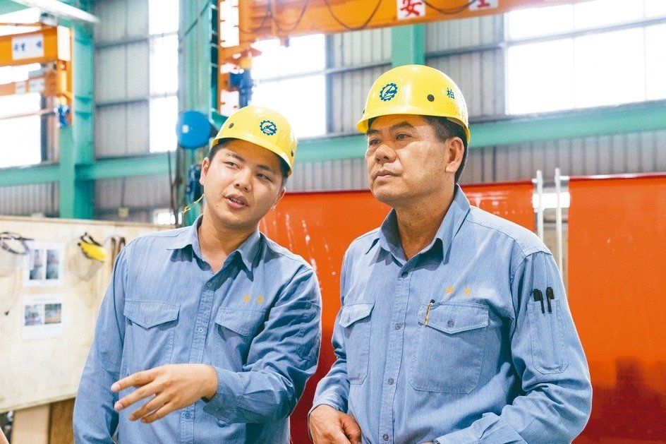柏夫企業创办人连汉滨（右）、连中鹤父子联手再创下一个30年。柏夫/提供。