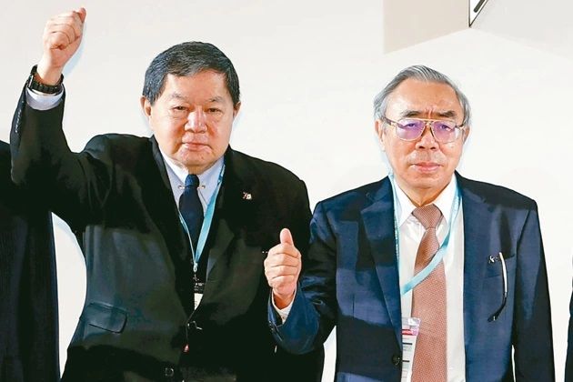 台北紡織展開幕,台塑集團總裁兼紡拓會董事長王文淵(右)、遠東集團董事長徐旭東(左)等人出席盛會。記者曾吉松/攝影