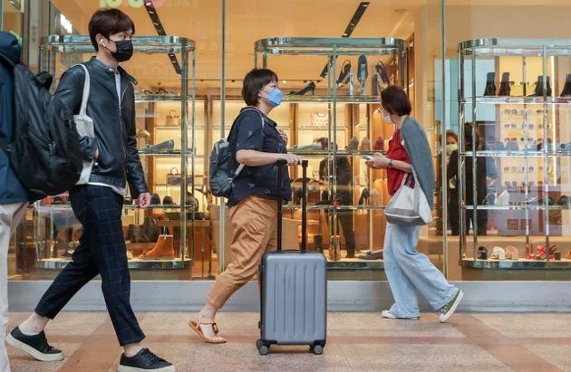 随着本土新冠疫情逐步脱离高原期,中央流行疫情指挥中心昨(2)日宣布,居家照护确诊者隔离天数将再松绑由七天缩短至五天,自11月14日起开始实施「 5+N」,也就是五天隔离加上「N」天自主健康管理。 (经济日报资料照片)