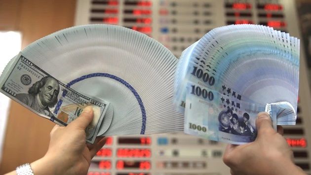 匯銀主管估計,外資9日匯入10億美元,使新台幣匯率衝破32元整數大關,終場強升1.59角,收31.903元。(經濟日報資料照)