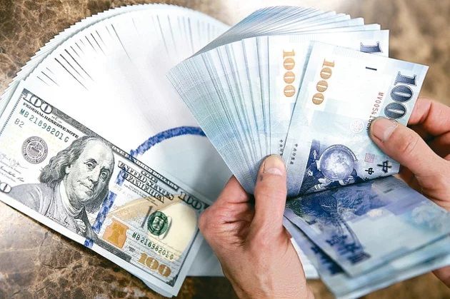 25日新台币同步收周线,一周共升值2.65角或升0.86%,周线连三红。 (经济日报资料照片)