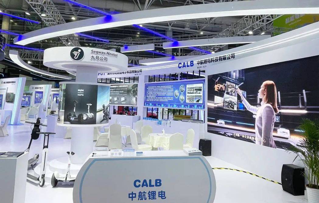 中创新航董事长刘静瑜拥抱三元锂电池,并拿下广汽集团订单,让中创新航跻身大陆动力电池市场前三名。 (网路照片)