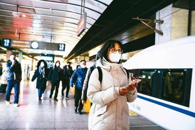 南韓疾病管理廳20日宣布,1月30日起將解除自2020年11月實施至今的「強制」戴口罩規定。(歐新社)