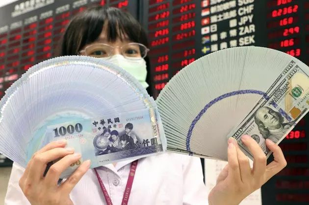 经济部统计处昨(31)日公布2022年12月暨全年外销订单,12月订单金额为521.7亿美元,年减23.2%,为「连四黑」。图为高雄港货柜码头。记者刘学圣/摄影