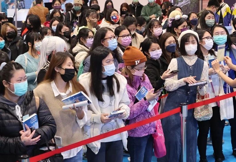 指揮中心原訂昨公布室內口罩解禁措施卻跳票未公布。記者潘俊宏/攝影