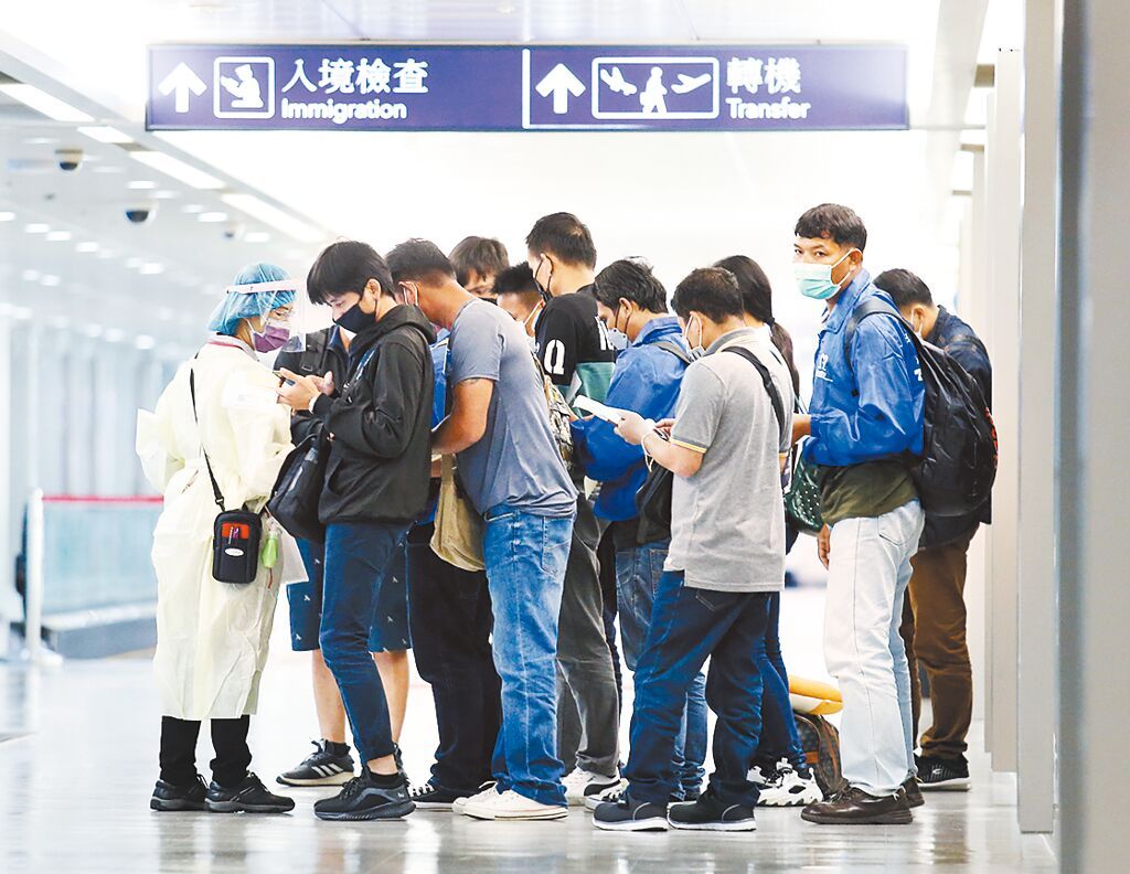 随着疫情趋缓,我国去年移工人数净增加5万8089人,人数累计达72万8081人的创下史上新高图为刚下机的移工填写资料。 (本报资料照片)