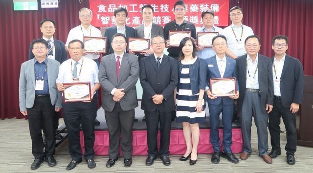 经济部工业局金属机电组副组长邹宗勋(前排左三起)、TFPMA理事长王健苍、外贸协会副处长吕秀玲、TFPMA总干事陈胜地(前排右二),偕同评审委员、本届竞赛得奖企业代表合影。 陈华焜/摄影