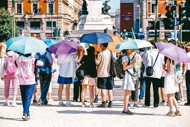 创纪录的高温正笼罩着北半球各地,这波热浪不仅为各国电网带来沉重压力,还可能冲击经济成长。 (欧新社)